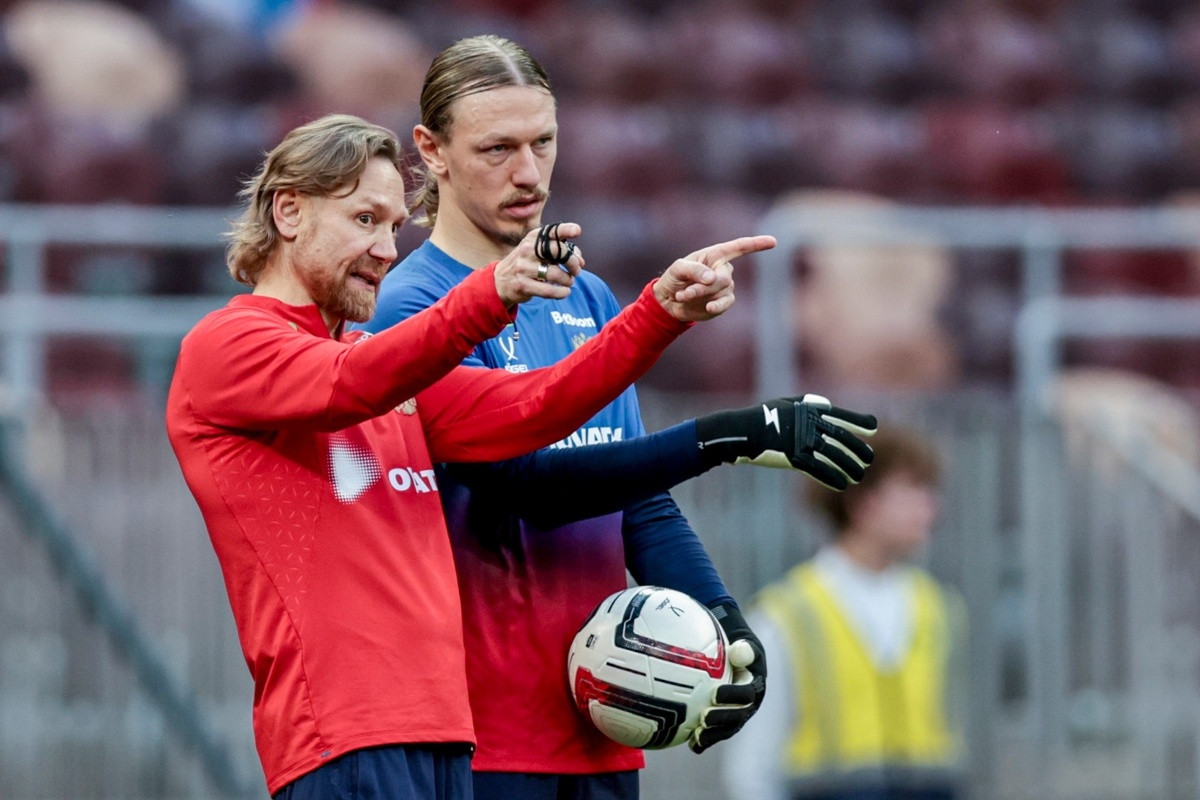 Валерий Карпин и Матвей Сафонов. Фото РФС 