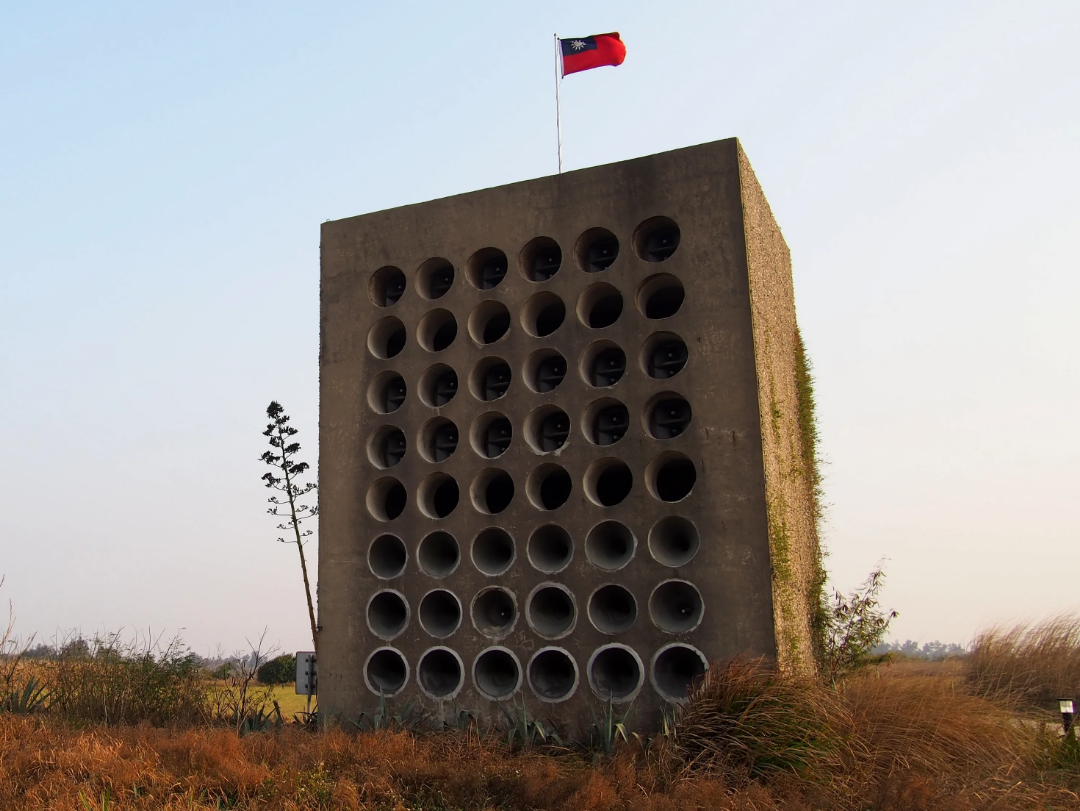 Здание Стены, конечно, хоть сейчас приезжай и Сталкера или Кин-дза-дзу снимай!