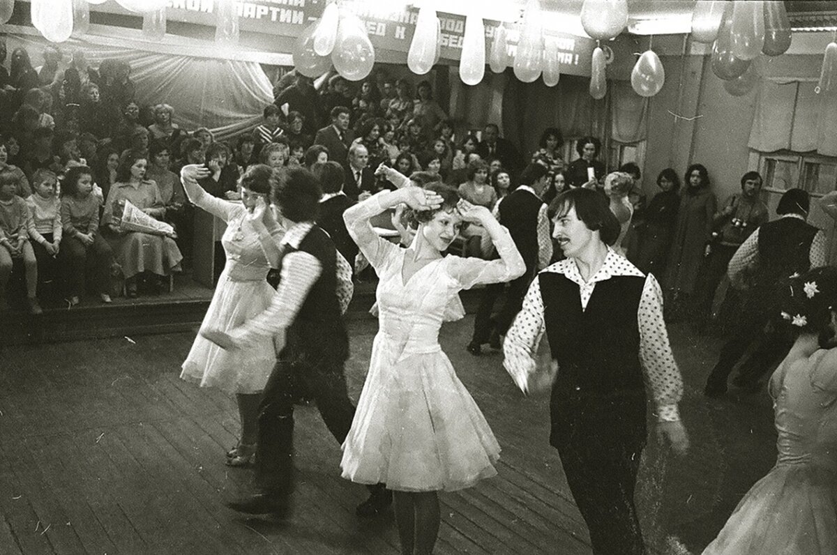Фото из интернета. Танцы в сельском клубе.