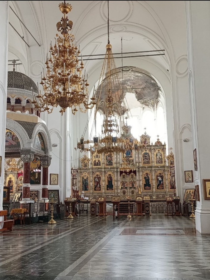 Слева рака с мощами праведного Симеона.