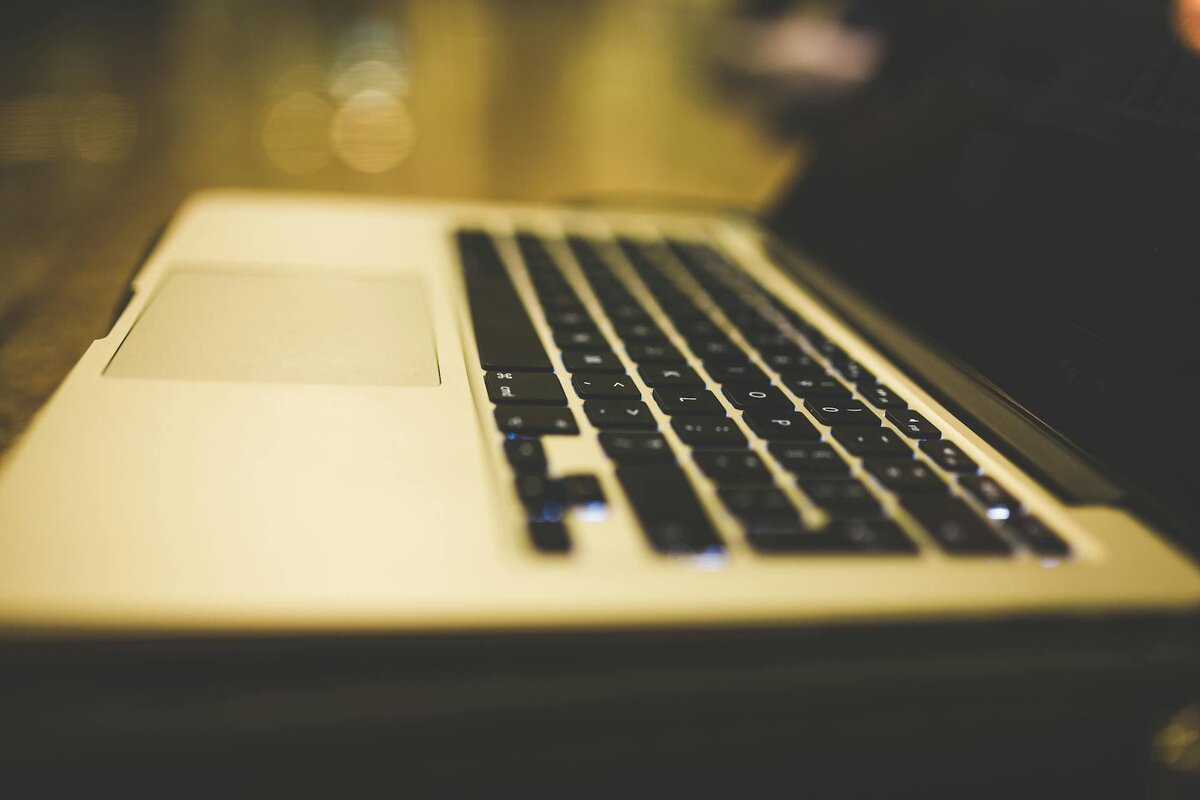 Нарушение пломбы на упаковке ноутбука — не основание для отказа в возврате. Фото: pexels.com