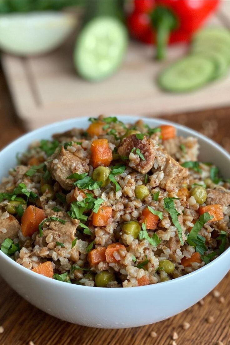 Если гречка для вас — это только «на воде и с котлетой», попробуйте этот вариант. Мы возьмём обычную крупу, добавим томатный вкус, тянущийся сыр и свежую зелень — и получим совсем другое блюдо. Просто, быстро и с характером. Настоящая гречка по-итальянски.