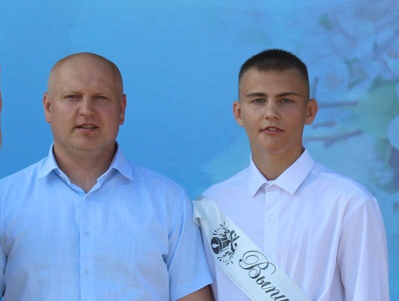    Анатолий и его папа Евгений Викторович на награждении. Фото Натальи Кривякиной
