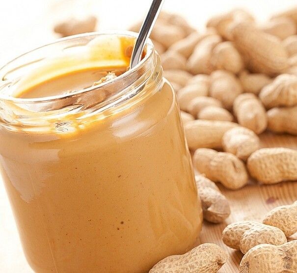 Арахисовая паста давно перестала быть диковинкой — она продаётся в каждом супермаркете, её добавляют в каши, тосты и даже в соусы. Но до сих пор вокруг неё ведутся споры: это суперфуд или жирный десерт под видом ЗОЖа?

Разбираемся, что там на самом деле.