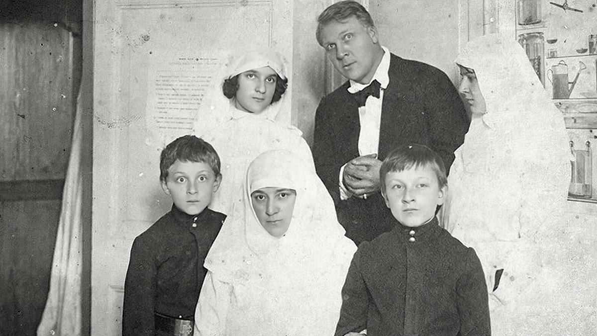 Шаляпин с семьёй в военном госпитале во время Первой мировой войны, 1915 год