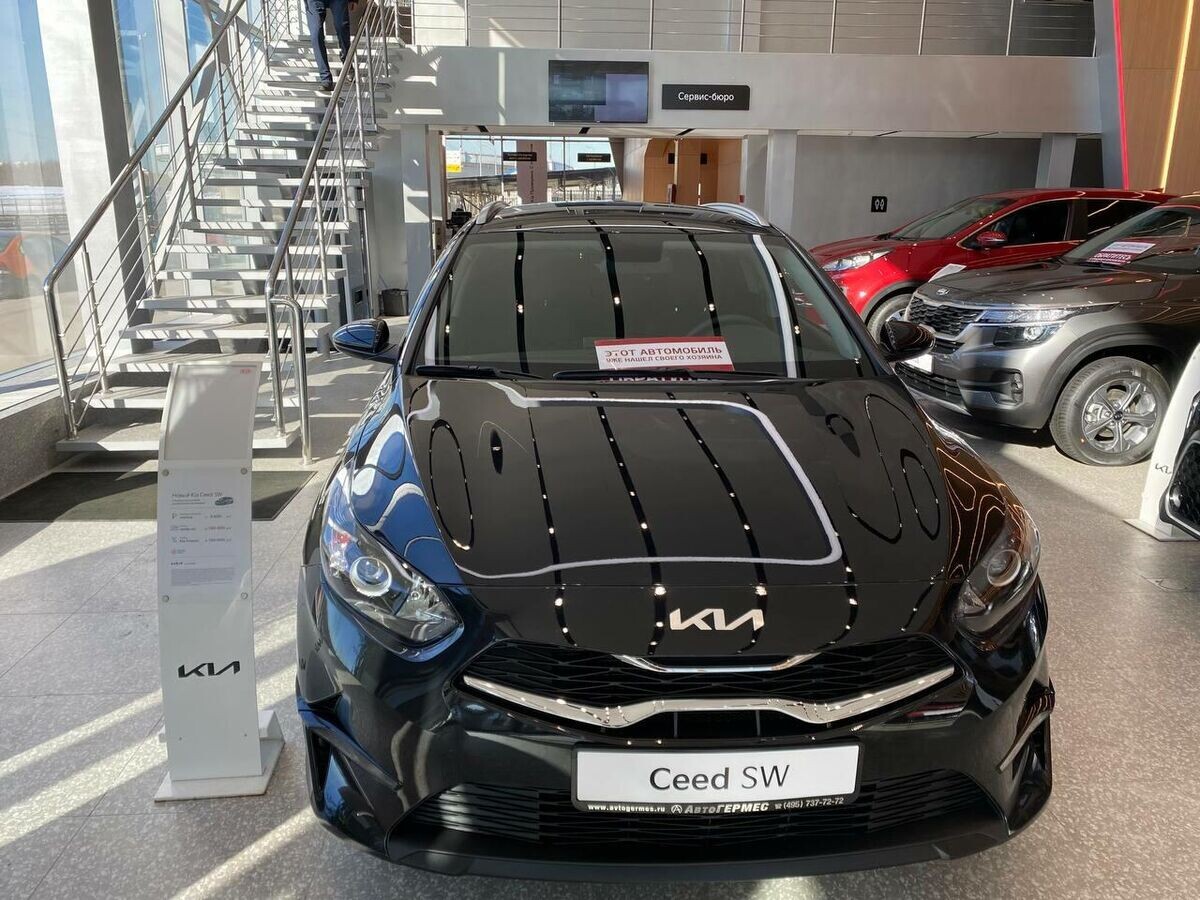    Kia Rio в автосалоне © РИА Новости / Наталья Дембинская