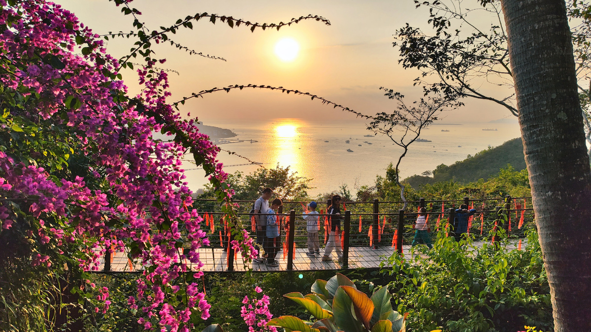 Это закат, который можно наблюдать в парке "Олень повернул голову" 