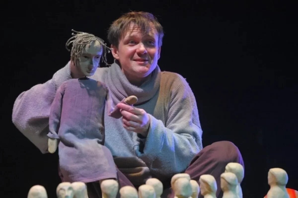    Во время спектакля актёр не становится единым целым с героем, а показывает его, оставаясь собой.