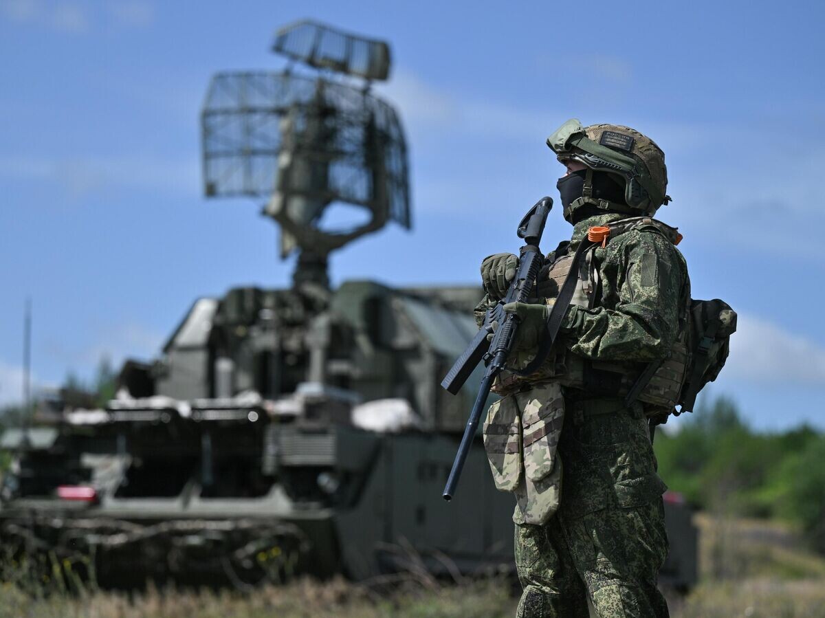    Российский военный у зенитного ракетного комплекса "Тор М-1"© РИА Новости / Станислав Красильников