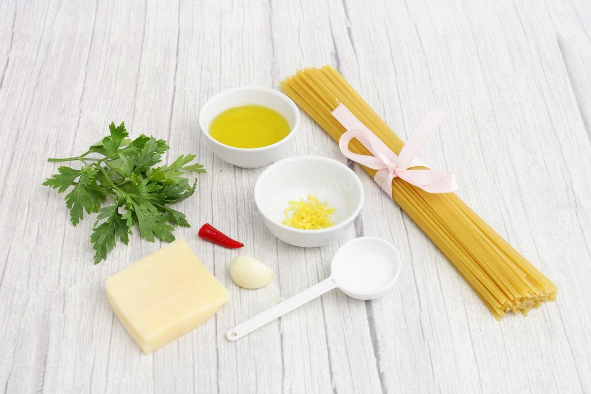 Как сделать пасту алио олио? Подготовьте необходимые ингредиенты. Количество чеснока и перца чили добавляйте по вкусу. Лучше использовать спагетти из твёрдых сортов пшеницы — они не развариваются. Лимон берите с тонкой кожурой — она ароматнее.