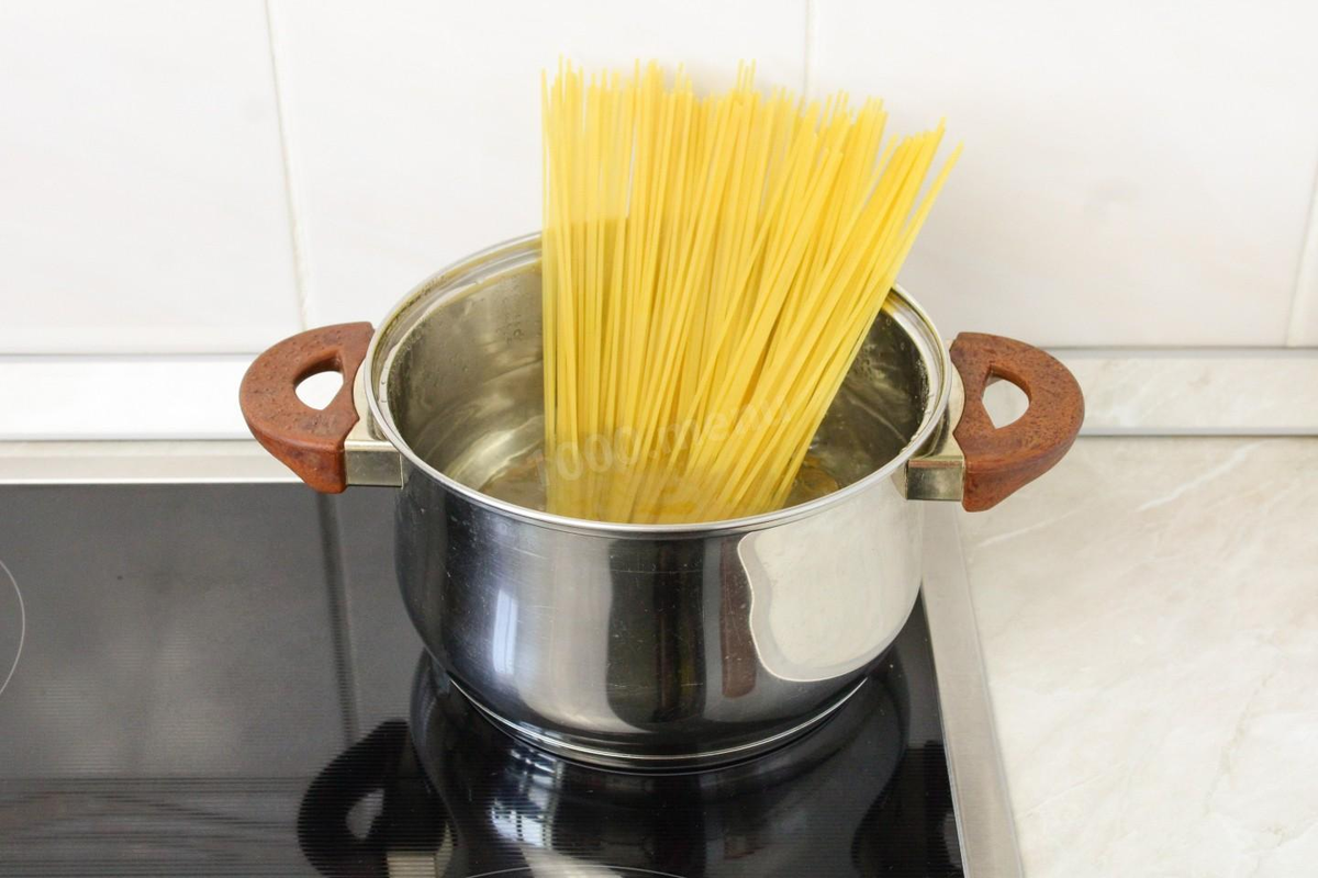 Пасту можно взять любой формы, хорошо подойдет спагетти. Опустите пасту в кипящую подсоленною воду, перемешайте. Варите при умеренном кипении, периодически помешивая, до состояния аль денте, то есть макароны должны быть немного твердоваты внутри. Время варки можно прочитать на упаковке в инструкции, указанной производителем. Более подробную информацию о варке макарон и о выборе подходящей кастрюли для приготовления читайте ниже. Ссылки под рецептом.