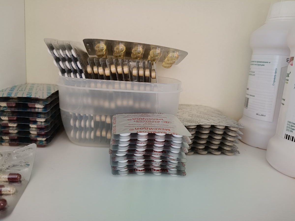 Это мой шкафчик с повседневными препаратами. Повытаскивала сразу из коробок, сложила по "темам" и ем потихоньку))