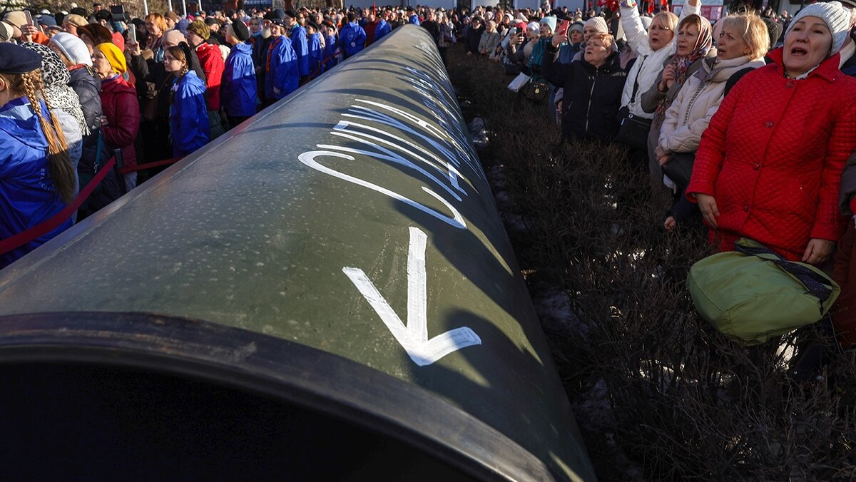    Донат Сорокин / ТАСС- Люди на открытии выставки, посвященной операции «Поток»