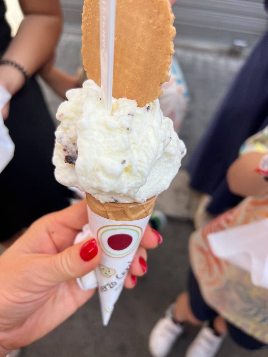 Страчателла - ванильное мороженое с хрустящими шоколадными кусочками