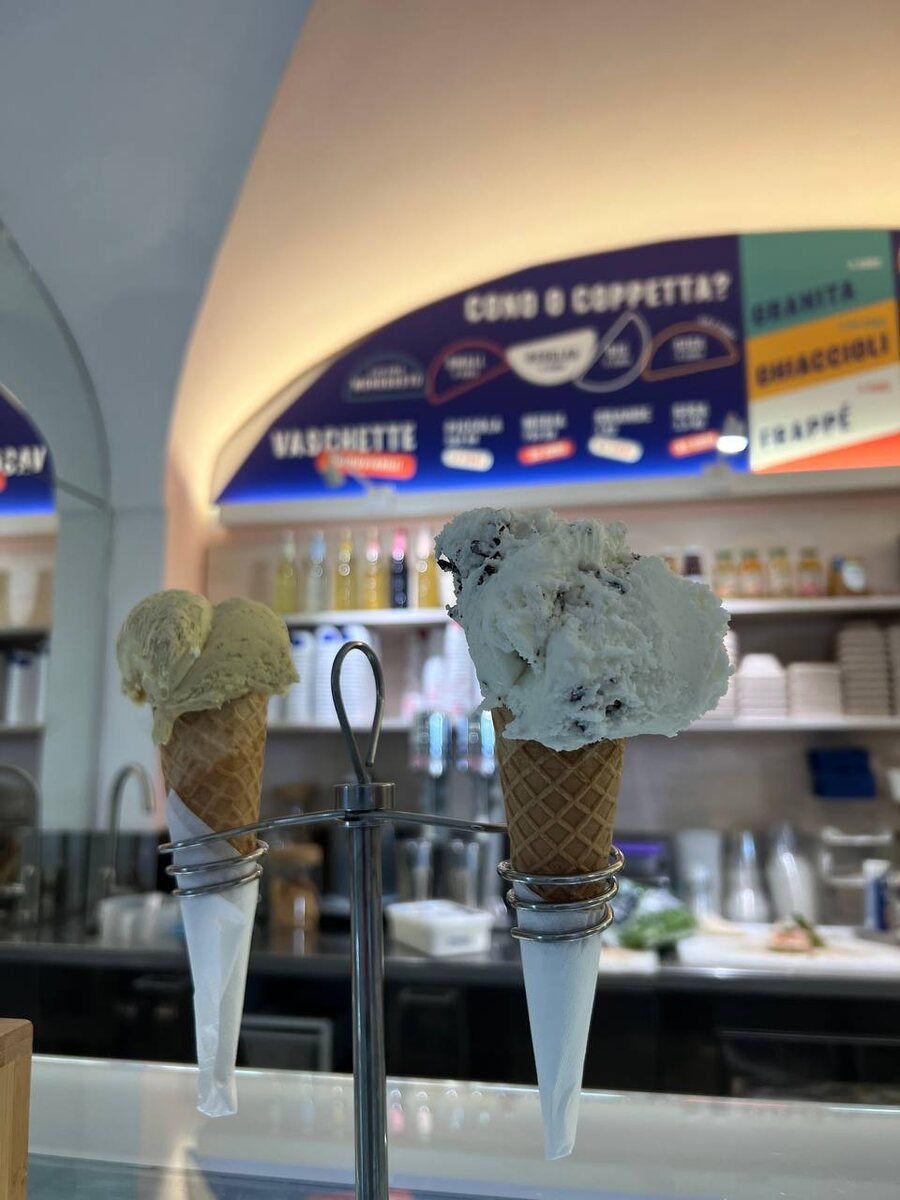 Слева рожок с настоящим фисташковым мороженым - вкус просто космос!