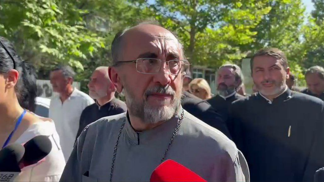 Архиепископ Микаэл Аджапахян добровольно явился в СК Армении и сдался властям. Фото из https://t.me/mikayelbad 