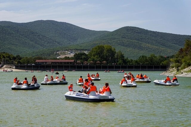    На озерах Абрау и Сукко можно взять прогулку на катамаране. Фото: Из архива/ Пресс-служба министерства курортов Краснодарского края