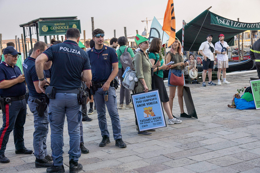 Источник https://cdn-images.mn.ru/images/2025/06/protesty-protiv-svadby-bezosa-1-size_834x556.jpg