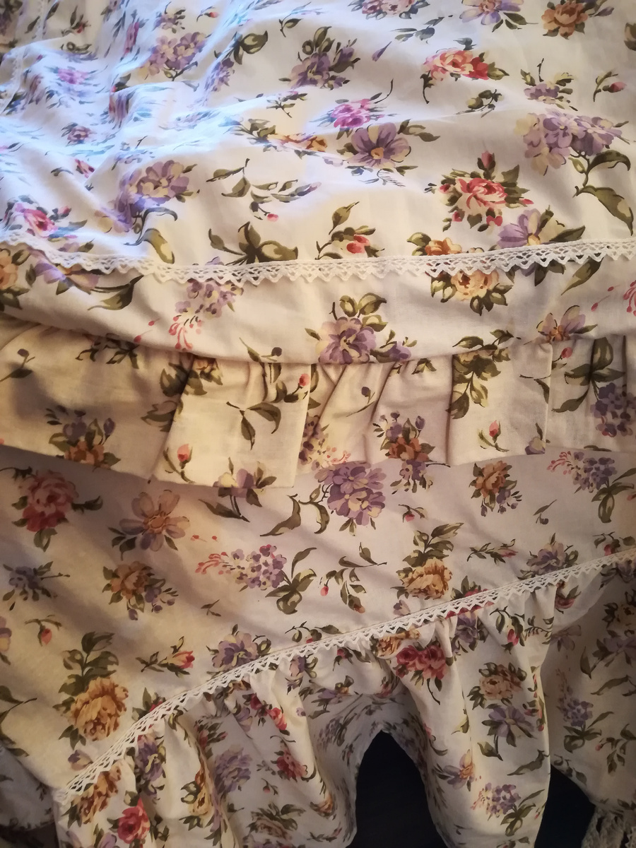 Тесьму кое-где вручную пришивала. А потому что!