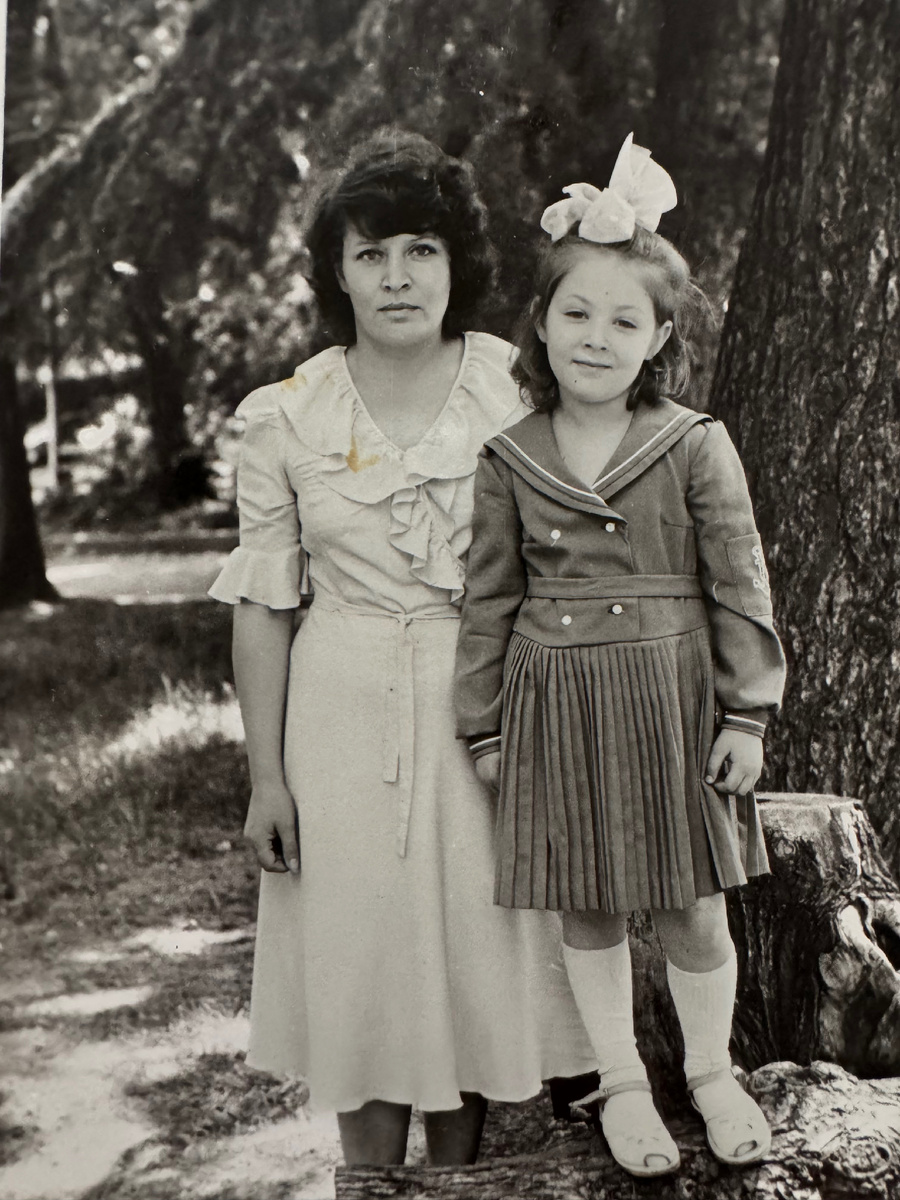 Мы с мамой в тбилисском зоопарке, мне 7 лет 