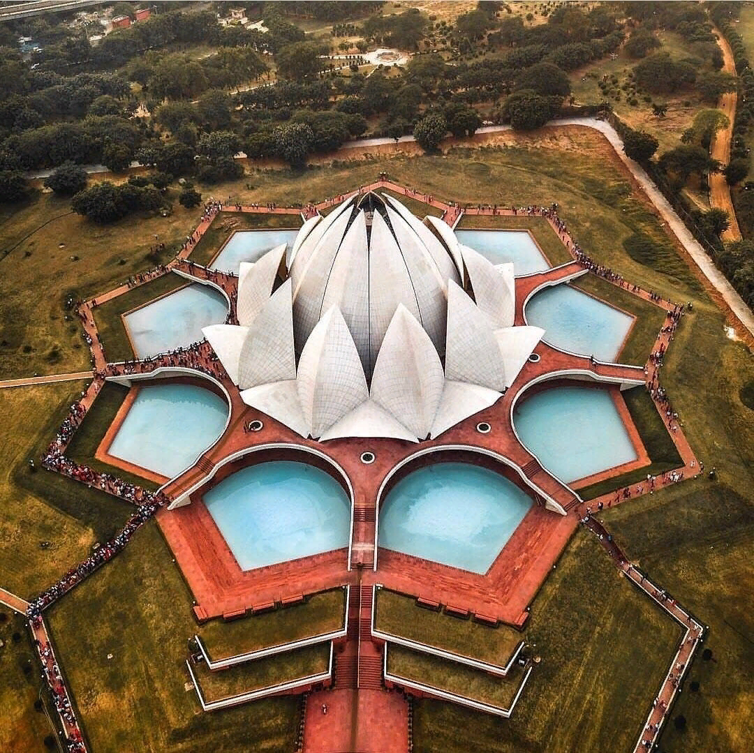 В Индии любовь к лотосу настолько велика, что есть даже храм в виде этого цветка