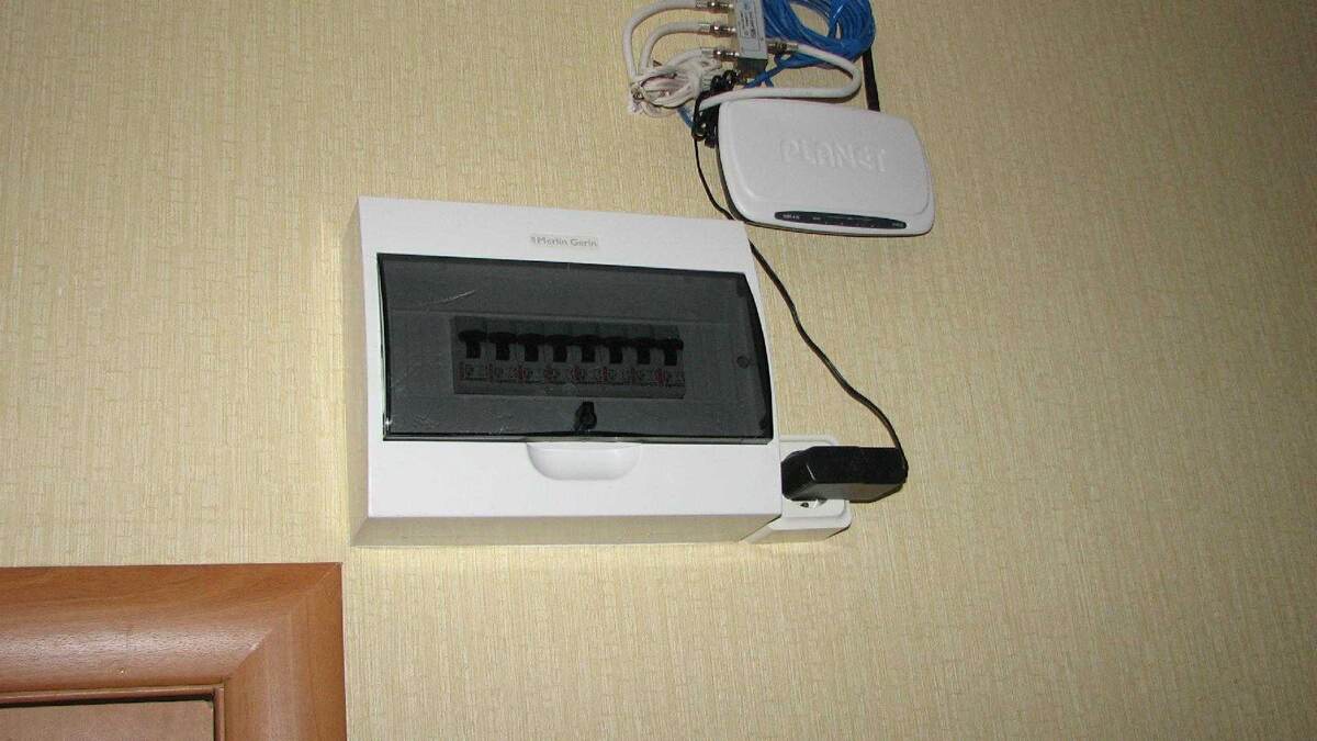 Роутер в прихожей рядом с розеткой. Источник: kasheloff.ru