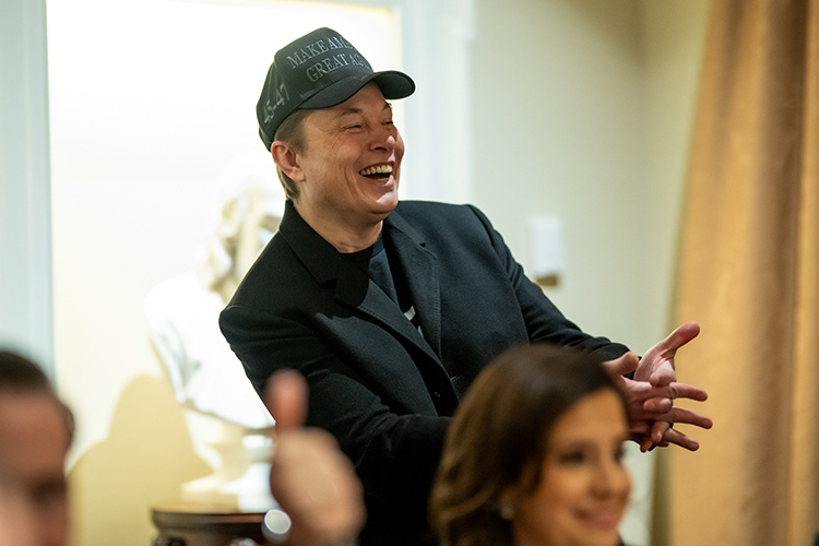    Илон Маск рассказал, что технология уже успешно протестирована на обезьяне, живущей с имплантом три года.   
Фото: The White House - flickr.com, Public Domain, commons.wikimedia.org