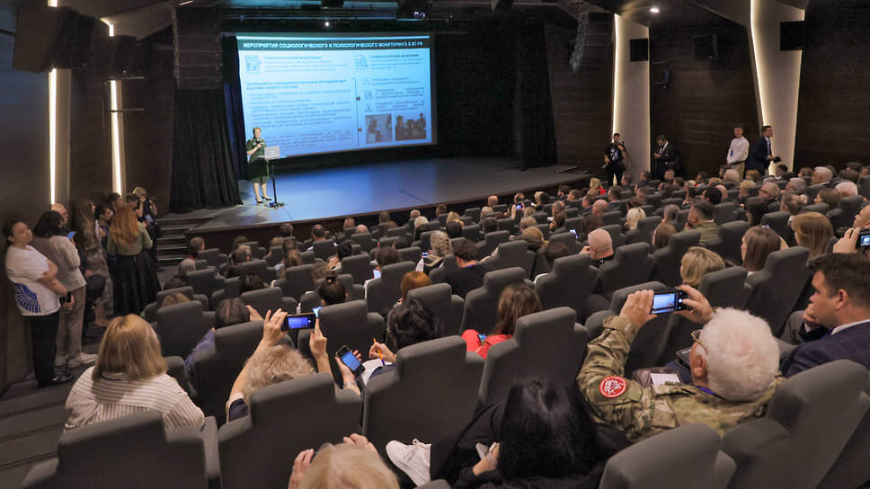 В рамках форума работали три секции: «Патриотическое воспитание молодого поколения»; «Психолого-психотерапевтическая помощь ветеранам» и «Журналистика в период СВО: военный корреспондент».📷Фото: Марина Молдавская / Коммерсантъ