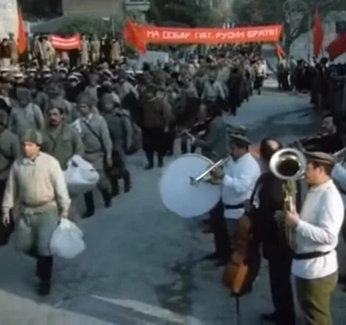 Отбытие транспорта бывших русских солдат из Болгарии в Советскую Россию.Кадр из советско-болгарского худ. фильма "Берега в тумане" (1986).