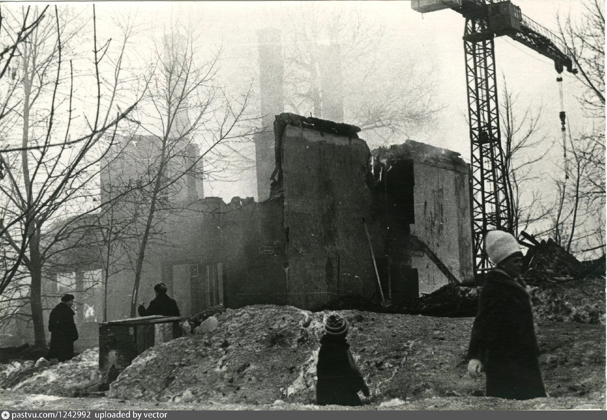 Снос зданий, на месте которых потом появился кинотеатр "Волга", 1965-1966. С сайта www.pastvu.com.