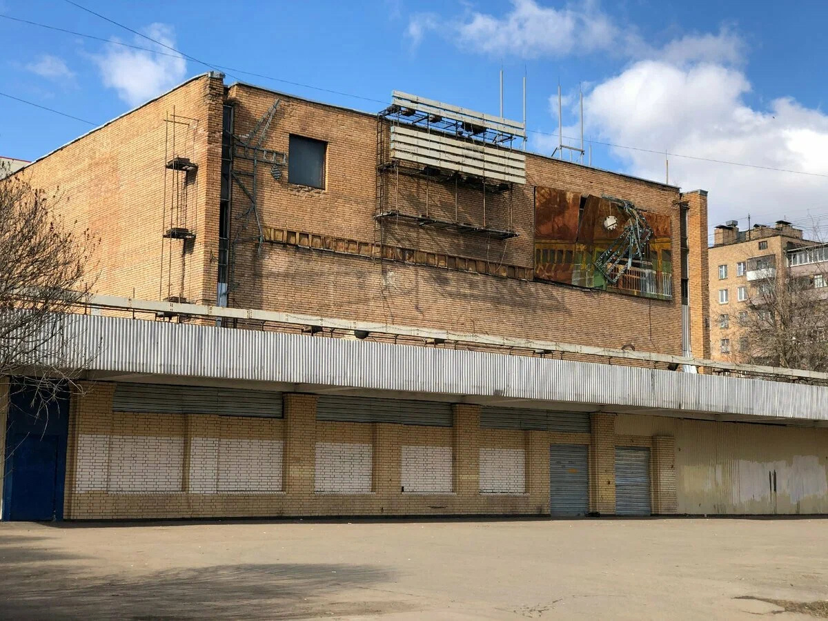 Кинотеатр "Волга" в 2025 году. Автор фото: Ден Зер. Из карт Яндекса.