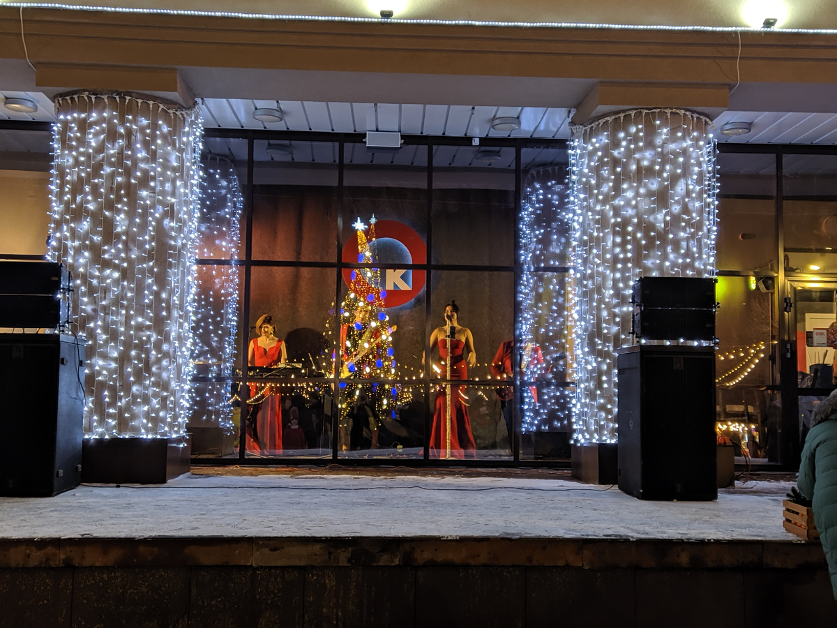 Артисты поют на улице за стеклом, успешный успех!