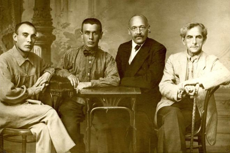    Создатели первой татарской оперы «Сания» — композиторы Газиз Альмухаметов, Султан Габяши, Василий Виноградов и дирижер Александр Литвинов.   
Фото: Unknown author — goskatalog.ru, goskatalog.ru, Public Domain, commons.wikimedia.org