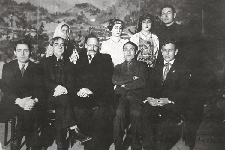    Создатели и участники оперы «Сания» (1925). Сидят (слева направо): Г. Айдаровский, А. Литвинов, В. Виноградов, Г. Альмухаметов, С. Габяши. Стоят: Л. Гаврилова, С. Садыкова, Г. Кайбицкая, А. Хисамов.   
Фото: Unknown author — kazan-journal.ru, Public Domain, commons.wikimedia.org
