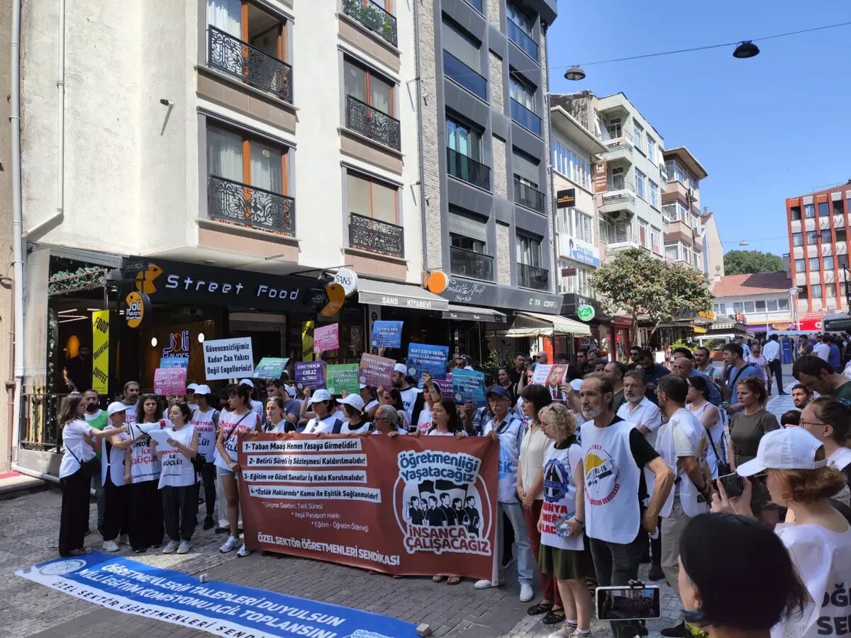 Источник фото: https://static.daktilo.com/sites/1475/uploads/2025/06/25/eylem-yenigun-1752637420.webp.