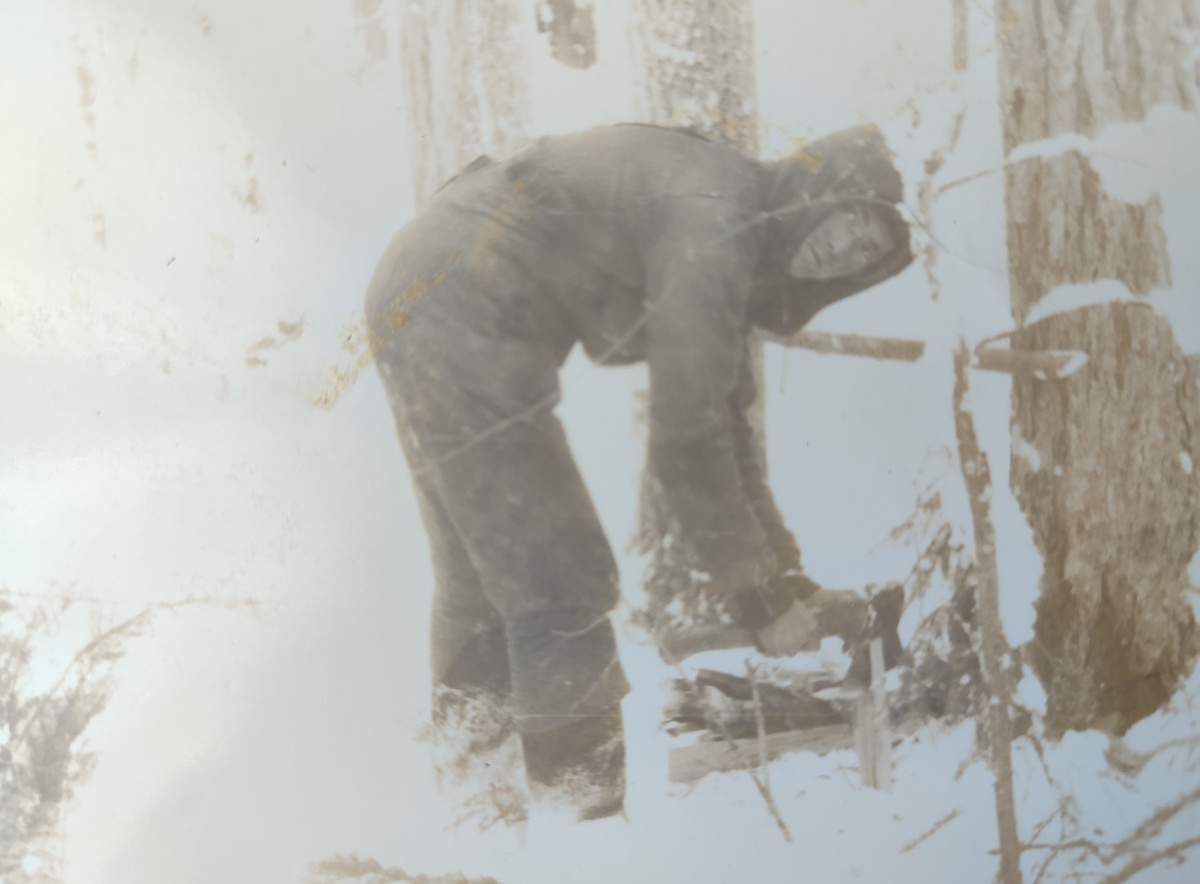 Мой друг и коллега Юра Толстихин разводит костёр.