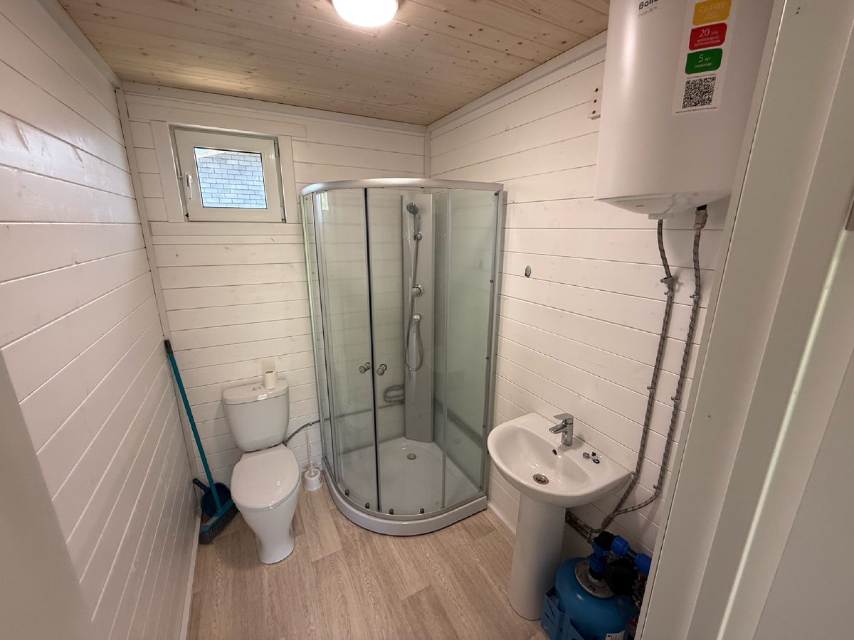 Душевая кабина, раковина, туалет, а так же боллер для подачи горячей воды, все это входит в комплектацию любого дома серии COUNTRY LIFE.