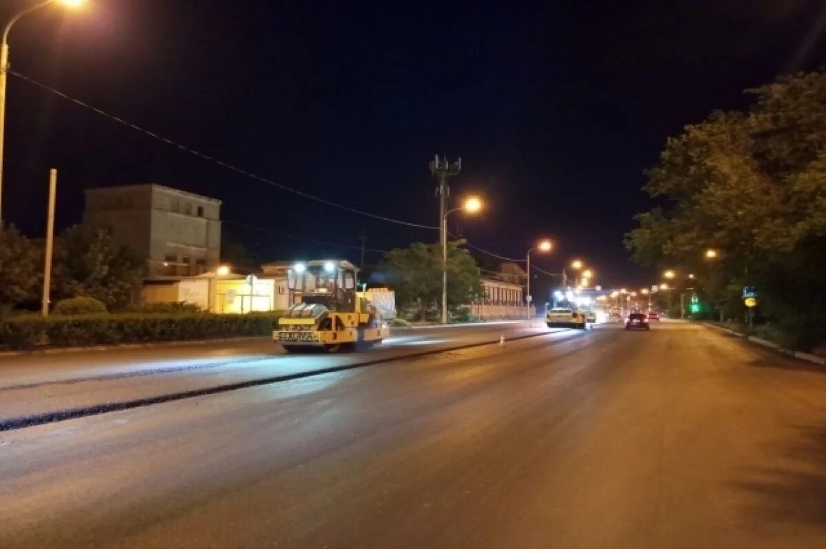   В Астрахани на ул. Б. Хмельницкого ведется укладка верхнего слоя асфальта