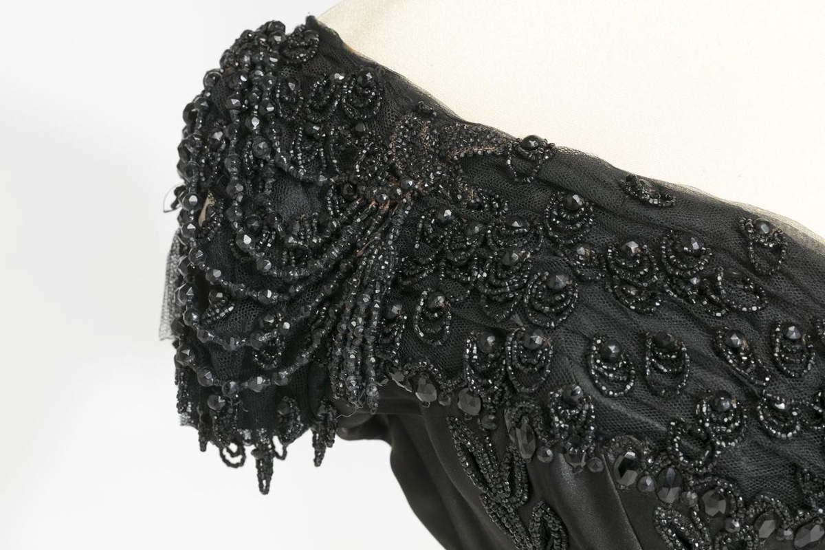 Платье (юбка, два лифа и трен) из черной шёлковой атласной ткани, фрагмент. Россия, XIX век