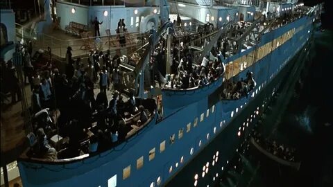 Смешарнтик был похож на Титаник, но в два раза меньше и утонул за 49 минут. Но у шлюпок была такая же паника, хоть Смешариков и было меньше