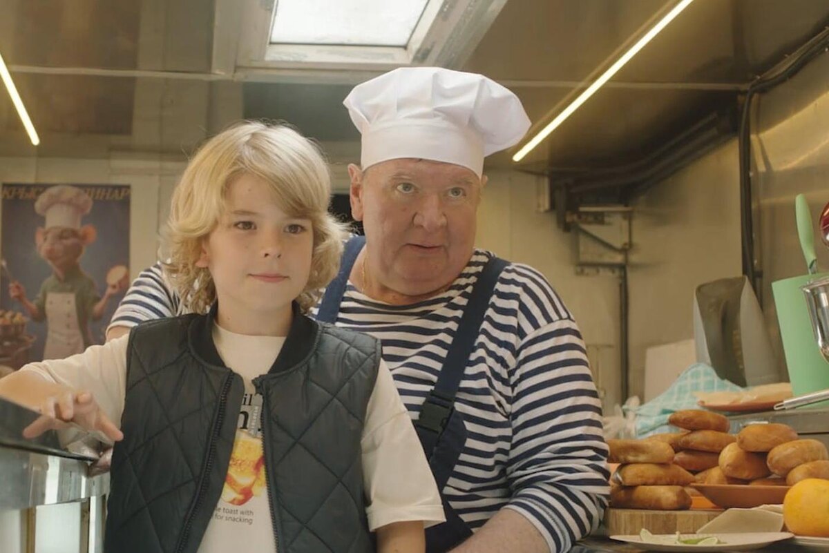 Илья с дедушкой спасают семью на кухне.