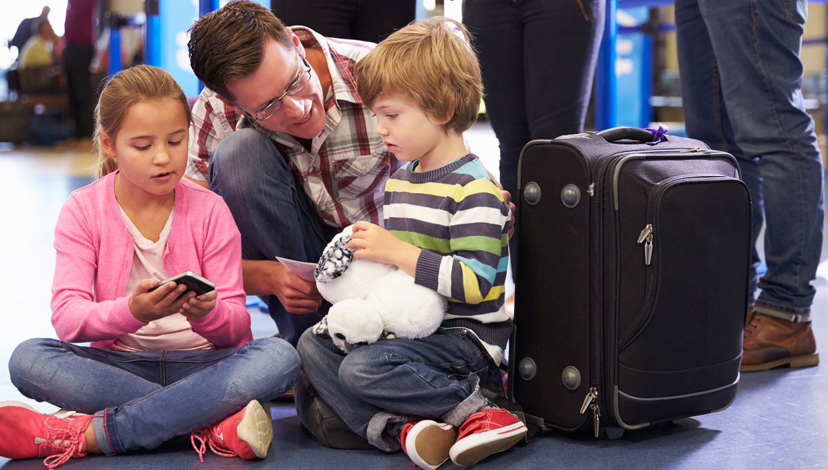     Фото: Monkey Business Images/Shutterstock/FOTODOM Если по каким-то причинам вам не предоставили питание или гостиницу, пришлось питаться и снимать номер за свой счет, вы можете потребовать компенсацию с авиакомпании — для этого собирайте все чеки, подтверждающие ваши расходы, и составляйте претензию