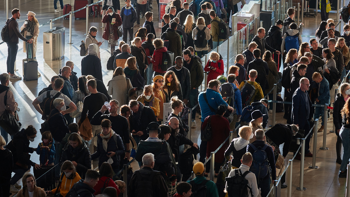     Фото: flight delay/Shutterstock/FOTODOM Когда отменяются или переносятся десятки или сотни авиарейсов, именно туроператоры прилагают огромные усилия, чтобы минимизировать негативный эффект для туристов