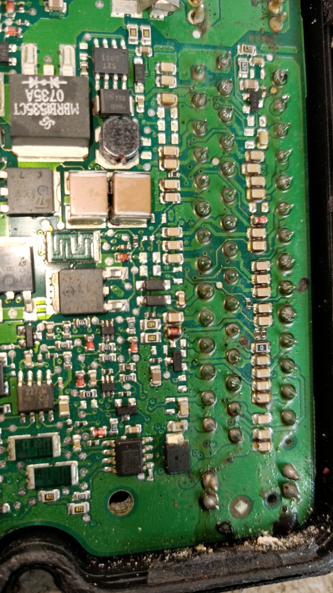 Вот такую грязь в виде неотмытого флюса оставили после себя эти "ремонтники". В углу видно песок, который попал через щель, оставшуюся после сборки блока.