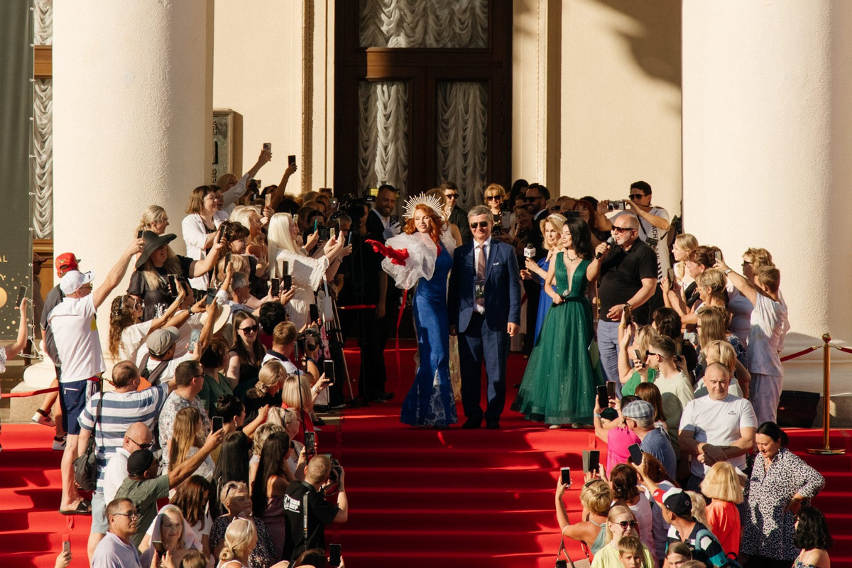 Эвелина Блёданс на красной дорожке кинофестиваля Антарес.