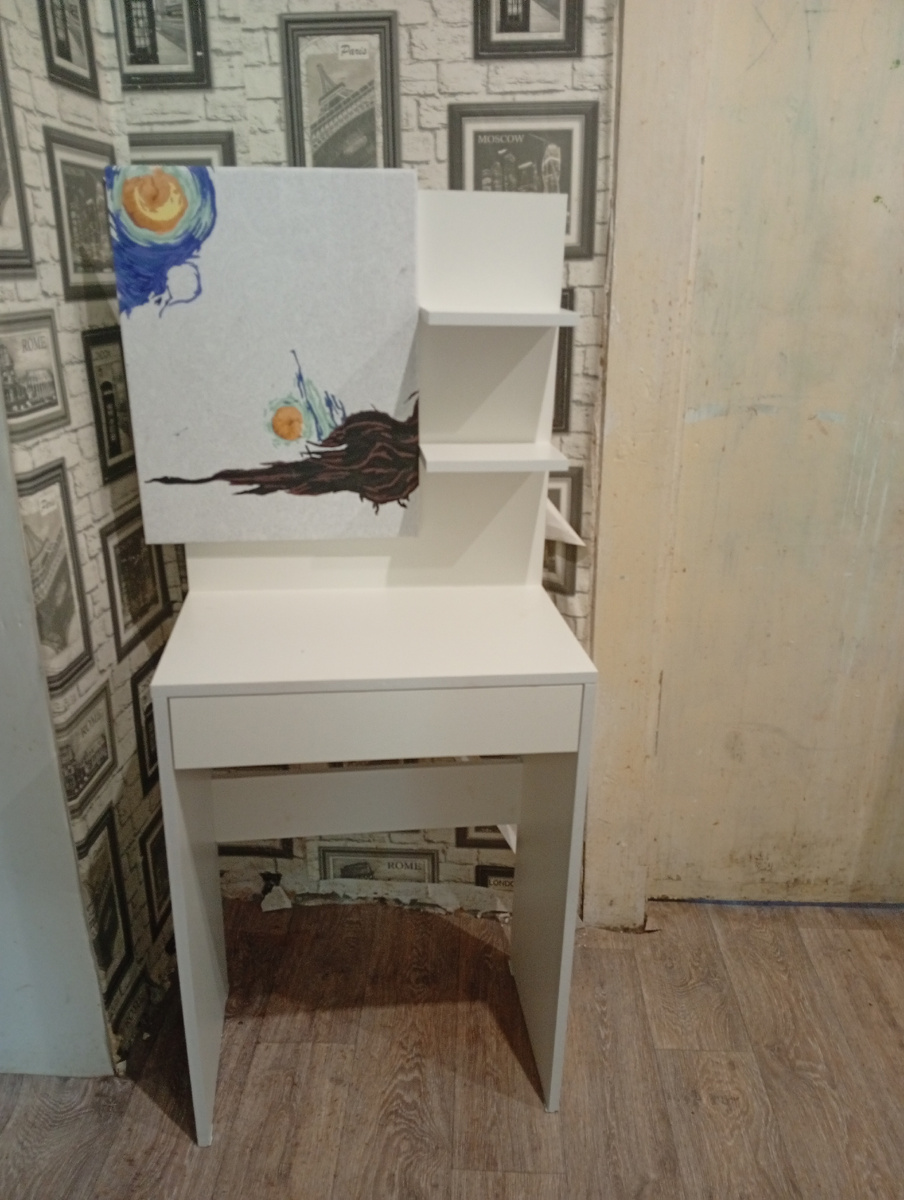 Возле двери муженька бывшего  столик запечатлела. Ну где уж выставил собранный.🤷🏻‍♀️ Зеркало замаскировала недорисованной картиной ( не я рисую, это детям подарила одноклассница на НГ) и картина будет висеть на стене если дорисуют ( просто тренировки пока ещё идут и не до рисования). Я в детстве сама рисовать любила и у меня неплохо получалось. А это картина по номерам.