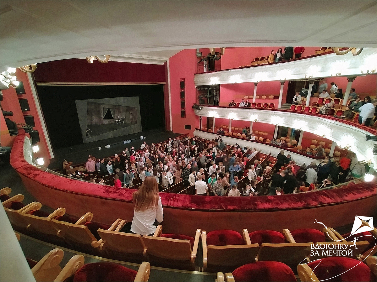 В зрительном зале / листаем фото