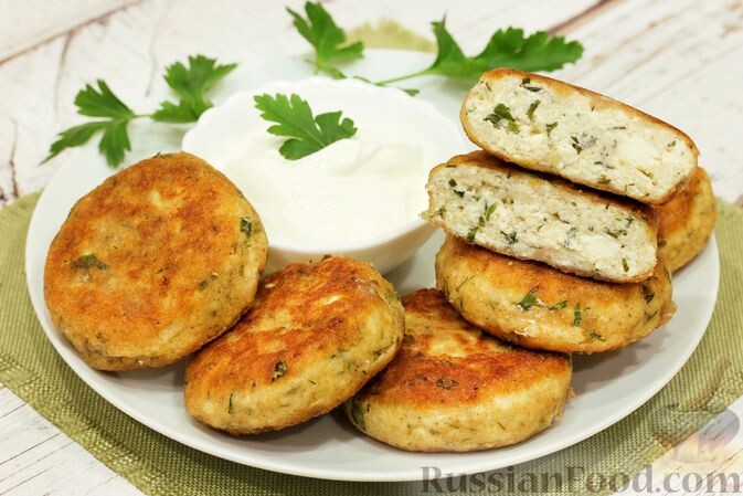 творог, яйца, чеснок, зелень петрушки, зелень укропа, мука, масло растительное, соль, перец чёрный молотый