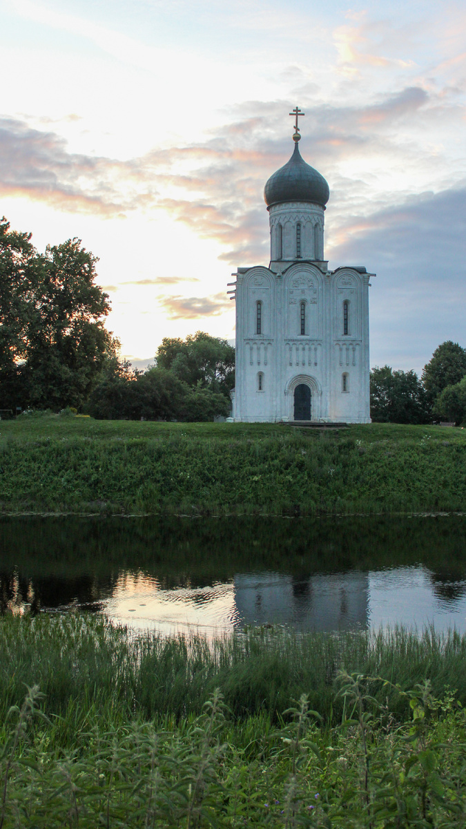 Церковь Покрова на Нерли. Пруд - фрагмент старого русла р. Нерль
