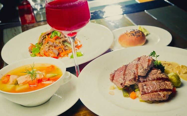 Обед в кафе.